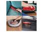 Brosse à poils d'animaux Vileda utilisée sur un canapé, un lit pour animaux et un siège de voiture.