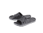 Paire de sandales de piscine noires avec des rayures blanches sur la semelle.
