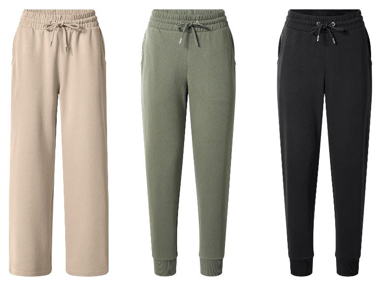 Trois pantalons de survêtement de couleurs différentes : un pantalon large beige et des joggings verts, noirs.