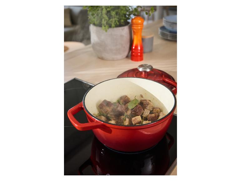Cocotte en fonte Premium SILVERCREST® avec de la viande mijotée sur la plaque.