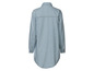 Une chemise en jean bleu clair à manches longues.