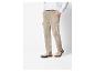 Pantalon cargo beige avec des bottines Chelsea.