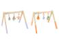 Deux portiques d'éveil en bois avec des jouets en peluche suspendus, l'un avec des accents violets, l'autre orange.