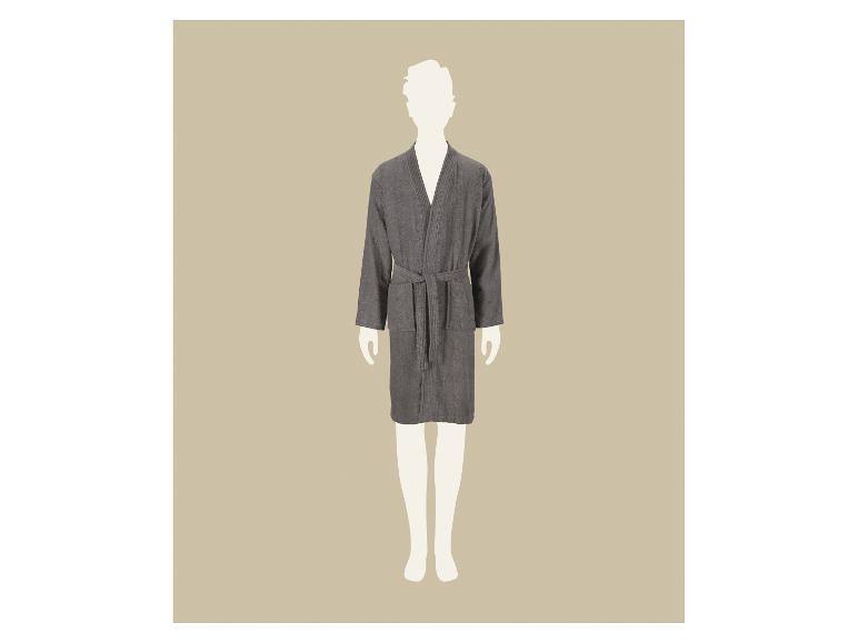 Peignoir gris foncé sur un mannequin sur fond beige.