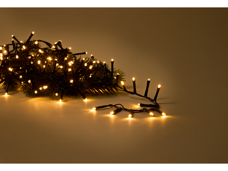 Guirlande lumineuse de Noël avec des lumières LED chaudes sur un fond uni.