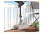 Une base en pierre pour un pied de parasol sur une terrasse en bois.