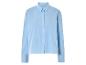 Chemise boutonnée bleue clair à manches longues.