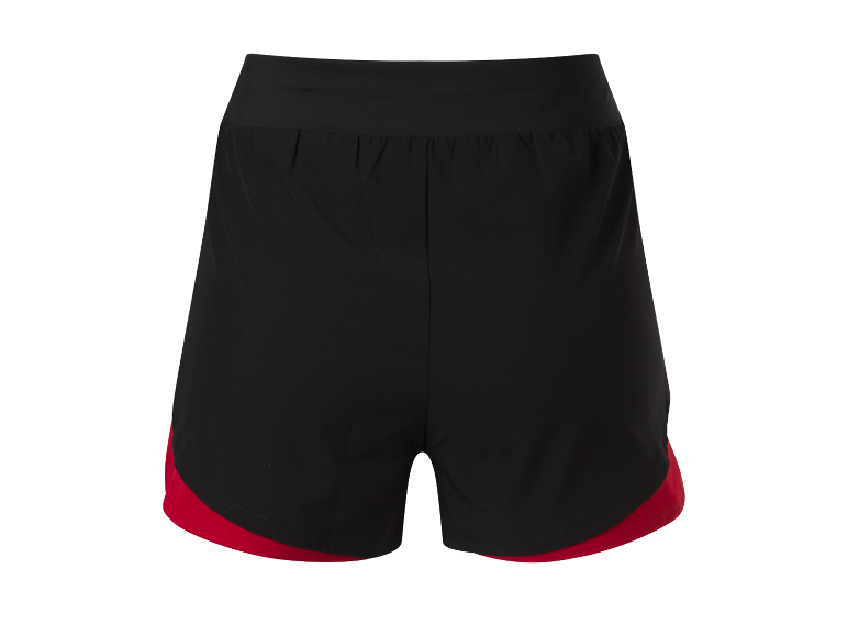 Shorts de sport noirs avec des détails rouges.