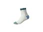 Une chaussette blanche avec un bout et un talon bleus et un bord supérieur vert.
