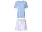 T-shirt bleu clair et short blanc à motif floral.
