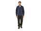 Un homme porte une veste bleu foncé avec un pantalon bleu foncé avec des poches de travail.