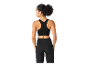 Haut de sport et leggings noirs pour femme.