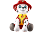 Peluche dalmatien assis avec casque de pompier rouge et gilet de pompier jaune.