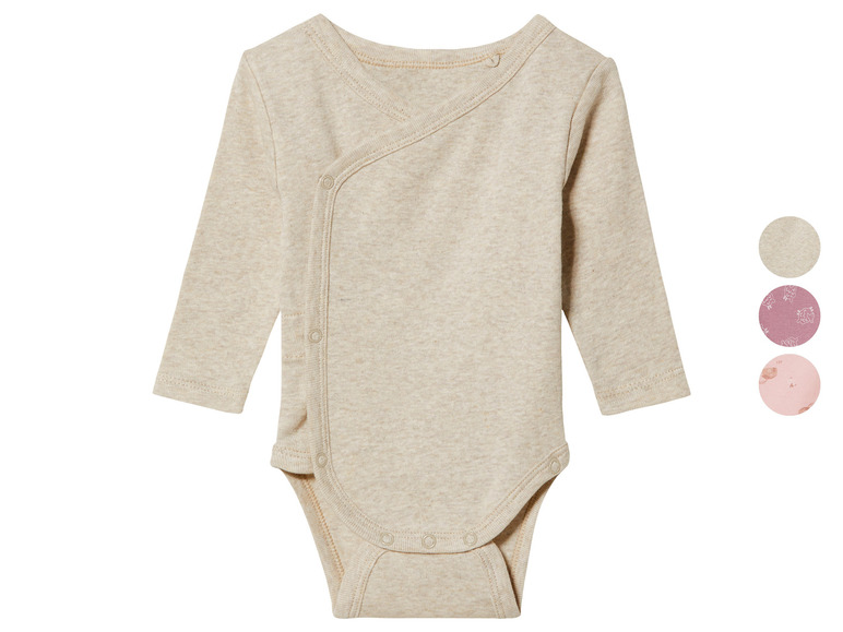 Un body bébé beige à manches longues avec des boutons.