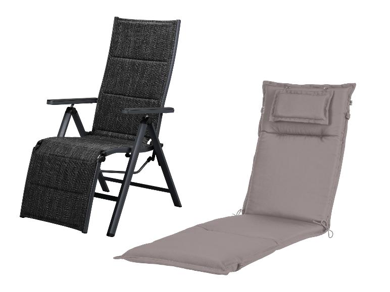 Chaise longue en aluminium avec coussin et matelas en tissu gris.