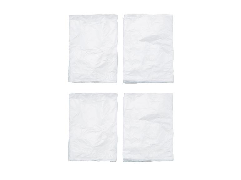 Quatre sacs en plastique blancs froissés sur fond blanc