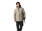 Homme en veste beige à capuche et pantalon cargo noir, tenant des bâtons de randonnée.