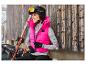 Femme souriante en gilet rose et équipement de ski Crivit.