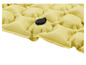 Un matelas pneumatique jaune avec une valve noire.