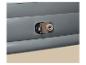 Détail d'un matelas gonflable gris avec une valve de gonflage intégrée.