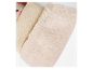 Gros plan sur un poignet en tricot beige avec doublure en polaire douce.