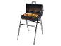 Barbecue sur pied avec steaks, saucisses et brochettes.