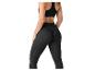 Leggings et top de sport noirs.