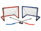 Deux cages de hockey, deux bâtons de hockey et un palet.