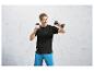 Un homme en tenue de sport avec des poids pour l'exercice physique.