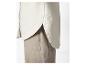 Un gros plan sur une chemise crème avec un pantalon beige clair.