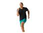 Homme courant, vêtu d'un t-shirt noir et de shorts turquoise.