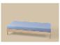 Lit simple en bois avec matelas bleu clair sur fond beige.