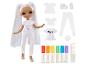 Une poupée avec des cheveux blancs, des vêtements et des chaussures, ainsi que des accessoires et des feutres Rainbow High.