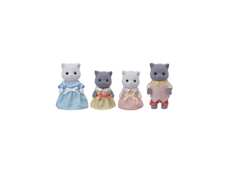 Quatre figurines de chats avec différentes tenues : robe bleue, robe jaune, robe rose et gilet rose avec short rouge.