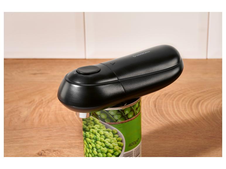 Ouvre-boîte électrique sur une boîte de petits pois