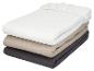 Pile de draps-housses en blanc, beige et gris