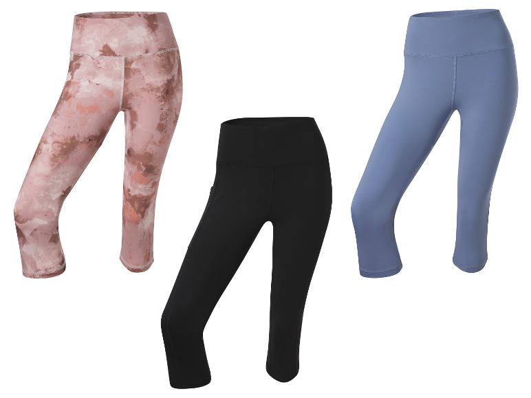 Trois paires de leggings capri : une avec un imprimé nuage rose et marron, une paire noire et une paire bleu clair.