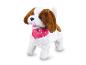 Un chien en peluche marron et blanc avec un bandana rose.