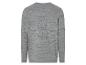 Un t-shirt gris à manches longues.