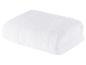 Serviette de bain blanche, douce et moelleuse.