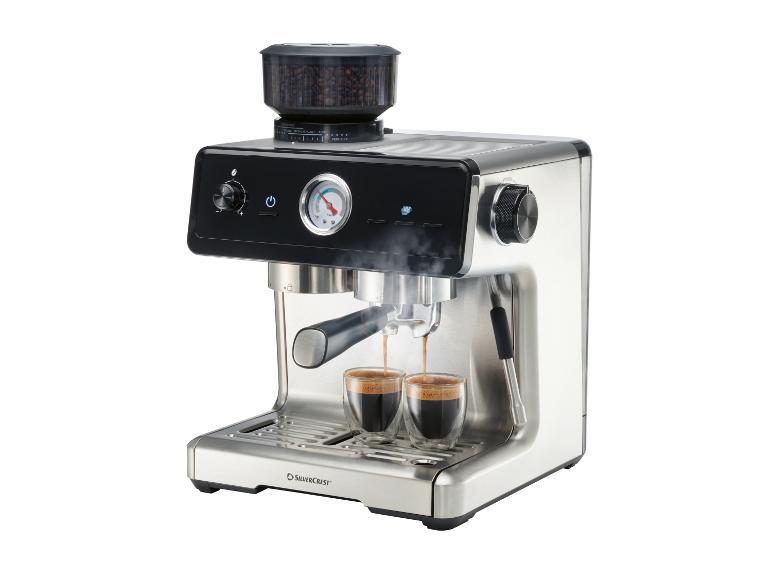 Machine à café SilverCrest avec moulin intégré, préparant deux cafés.