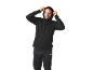 Homme portant un sweat à capuche de sport noir et un pantalon de sport.