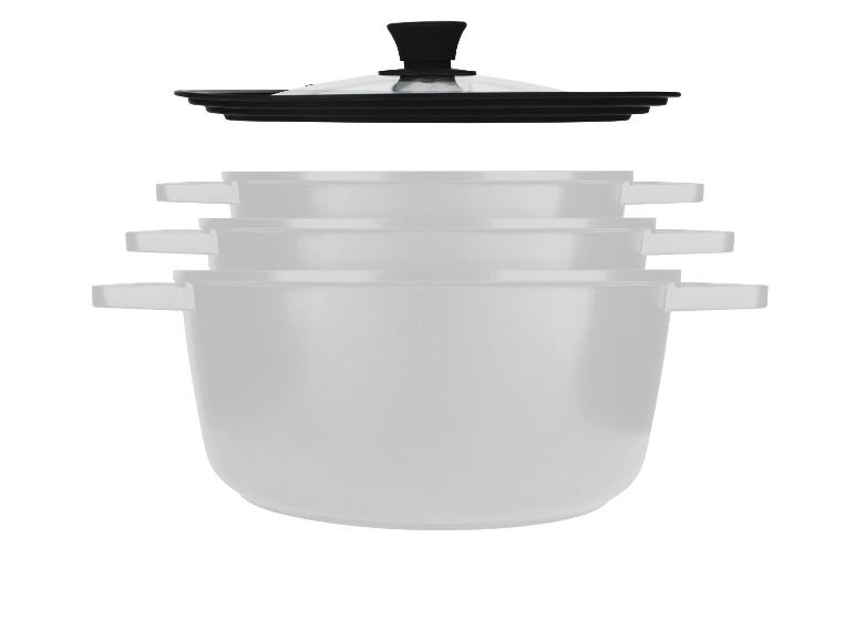Ensemble de trois casseroles avec couvercle sur fond blanc