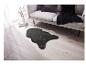 Tapis en fausse fourrure gris dans un salon moderne.