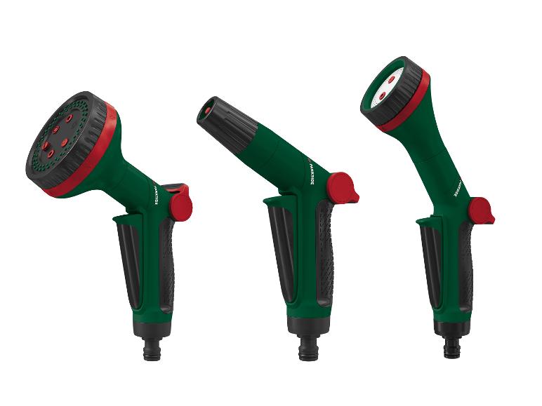 Trois pistolets d'arrosage Parkside verts et rouges avec différentes têtes de pulvérisation.