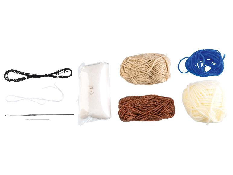 Kit de crochet avec fils de diverses couleurs, rembourrage et accessoires.