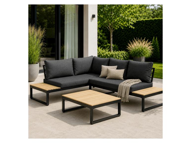 Salon de jardin avec coussins gris foncé et tables en bois sur une terrasse.