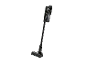 Un aspirateur-balai se tient debout sur un fond blanc.