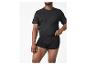 Homme en t-shirt noir et caleçon noir.