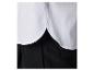 Une chemise blanche à rayures avec un pantalon noir.